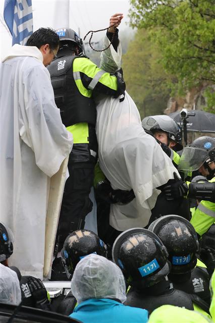 사드갈등, 끌려 내려오는 천주교 신부