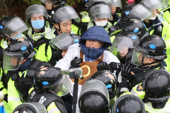 경찰, 사드기지 앞 강제해산 돌입