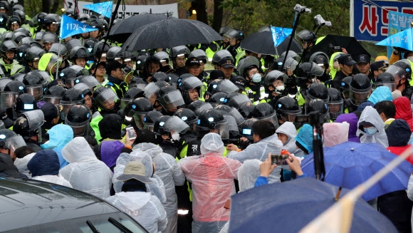사드 반대단체 해산시키는 경찰