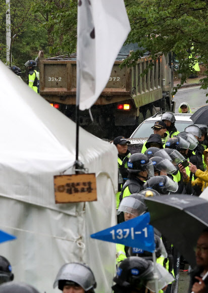 이동하는 공사 차량