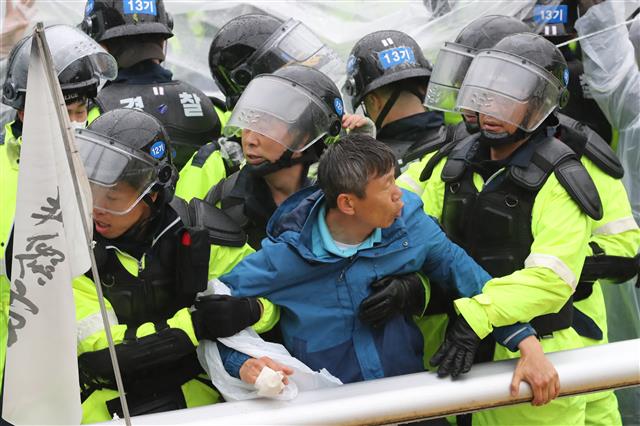 23일 오전 경북 성주군 초전면 소성리 사드(THAAD?고고도 미사일 방어체계)기지 입구 진밭교에서 경찰이 사드기지 공사 자재 반입을 막아선 사드반대단체 회원과 주민들을 강제로 해산 시키고 있다. 2018.4.23/뉴스1