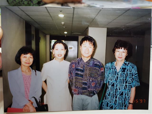 조용필은 일본에서도 팬덤을 형성하며 인기를 누렸다. 1997년 여름 시한부 선고를 받은 뒤 조용필을 보기 위해 한국으로 찾아온 일본인 팬(맨 오른쪽)을 위해 조용필은 공연 직후 따로 시간을 내 사진을 찍었다. 왼쪽 두 번째가 백지원씨. <br>백지원씨 제공