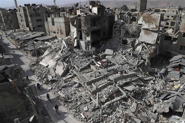 지난 5일 시리아 정부군의 포격으로 폐허가 된 동(東)구타 두마의 모습. 두마 AFP 연합뉴스