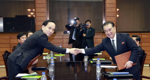 남북정상회담 경호·의전·보도 분야 3차 실무회담 남측 수석대표인 김상균 국정원 2차장(왼쪽)과 북측 수석대표인 김창선 국무부 위원이 23일 오후 판문점 북측 지역 통일각에서 열린 3차 회의를 마친 뒤 합의서를 교환하고 있다. 청와대 제공=연합뉴스