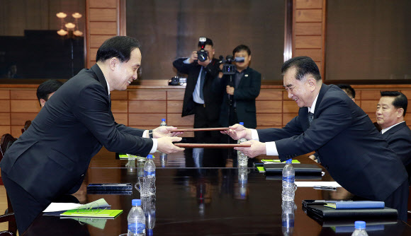 남북정상회담 경호·의전·보도 분야 3차 실무회담 남측 수석대표인 김상균 국정원 2차장(왼쪽)과 북측 수석대표인 김창선 국무부 위원이 23일 오후 판문점 북측 지역 통일각에서 열린 3차 회의를 마친 뒤 합의서를 교환하고 있다.  청와대 제공=연합뉴스