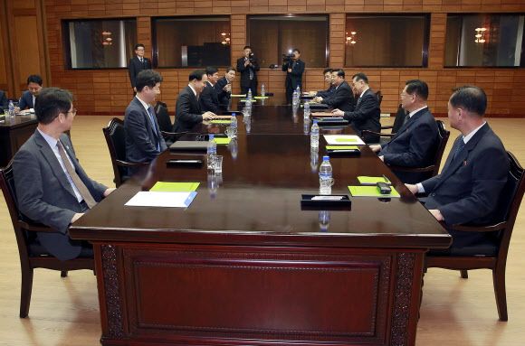 남북은 23일 오전 10시부터 오후 1시 30분까지 3시간 30분 동안 판문점 북측 지역 통일각에서 경호·의전·보도 분야 3차 실무회담을 개최했다. 회담에 참석한 남북 대표단은 총 12명으로, 우리측에서는 김상균 국정원 2차장을 수석대표로 윤건영 국정상황실장, 조한기 의전비서관, 권혁기 춘추관장, 신용욱 경호차장이 참석했고 북측에서는 김창선 수석대표, 김병호 대표, 김철규 대표, 마원춘 대표, 신원철 대표, 리현 대표, 로경철 대표가 회담에 임했다.  청와대 제공=연합뉴스