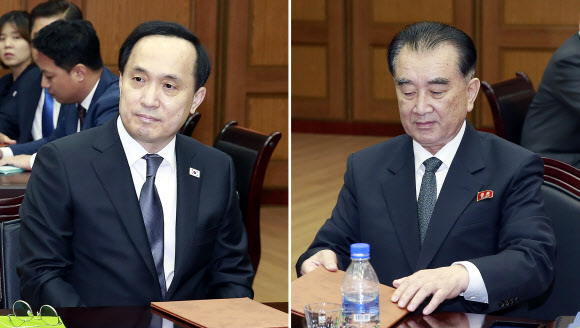 남북정상회담 경호·의전·보도 분야 3차 실무회담 남측 수석대표인 김상균 국정원 2차장(왼쪽)과 북측 수석대표인 김창선 국무부 위원이 23일 오후 판문점 북측 지역 통일각에서 3차 회의를 하고 있다.  청와대 제공=연합뉴스