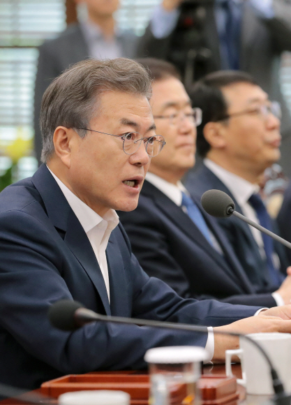 문재인 대통령이 23일 오후 청와대 여민관에서 열린 수석·보좌관 회의에서 모두발언을 하고 있다. 오른쪽은 정의용 국가안보실장. 안주영 기자 jya@seoul.co.kr