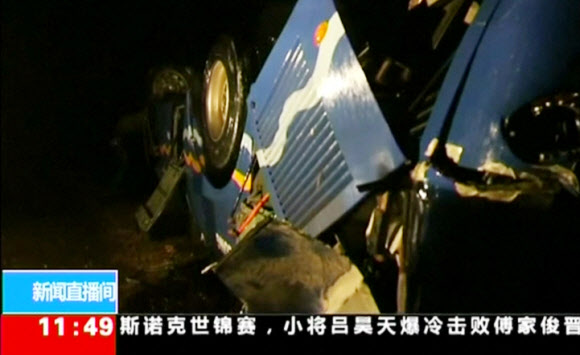 22일 북한 황해북도에서 중국인 관광객 등이 탑승한 버스가 교통사고로 전복된 모습. CCTV 캡처