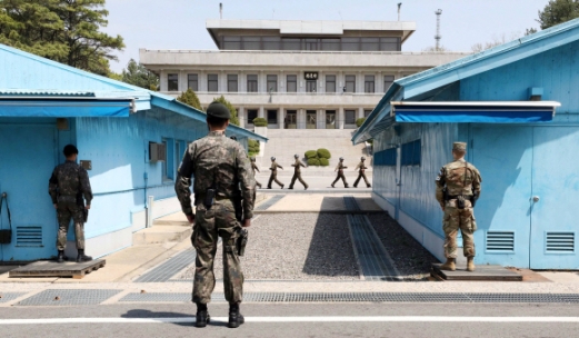 판문점 군사분계선(MDL)을 사이에 두고 남측 군인이 지켜보는 가운데 북한군 병사들이 근무 교대를 하고 있다.  청와대사진기자단