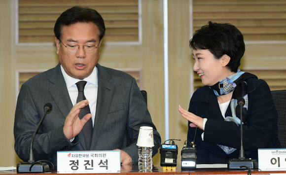 24일 국회에서 열린 드루킹 댓글 사건에 대한 좌담회에서 자유한국당 정진석 의원과 바른미래당 이언주 의원이 이야기를 나누고 있다. 이종원 선임기자 jongwon@seoul.co.kr