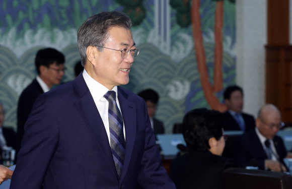문재인 대통령이 24일 오전 청와대에서 열린 국무회의에 참석하고 있다.  안주영 기자 jya@seoul.co.kr