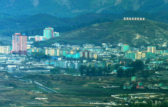 화려한 색의 북한 아파트