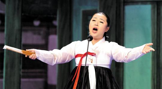 원진주 명창이 흥부가의 한 대목을 열창하고 있는 모습.