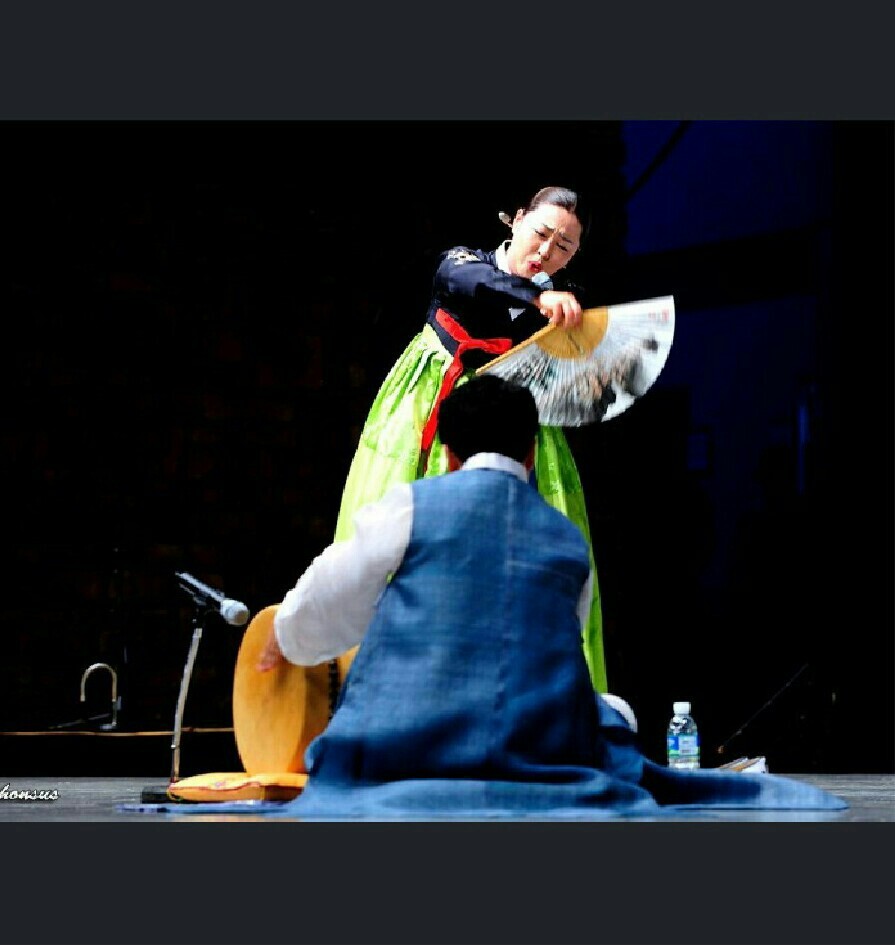 원진주 명창이 2015년 김포에서 첫 공연한 흥보가 중 ‘박타는 대목’을 부르고 있는 모습.