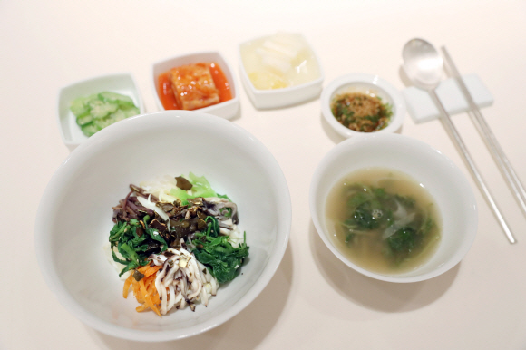 김해 봉하마을 쌀과 DMZ 산나물로 만든 비빔밥과 쑥으로 만든 된장국.  청와대 제공