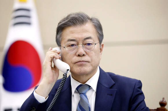 문재인 대통령이 24일 오후 청와대에서 아베 일본 총리와 전화 통화를 하고 있다. 청와대 제공