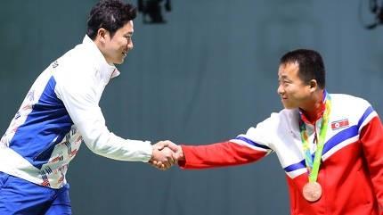 진종오(왼쪽)와 김성국이 2016년 리우올림픽 사격 남자 공기권총 50m 시상대에서 손을 맞잡고 있다. 연합뉴스