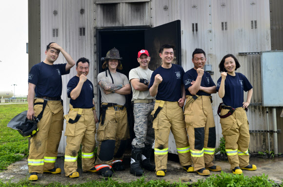 18~25일(현지시간) 8일간 미국 괌에서 진행된 미 태평양공군사령부 주관 ’2018 실버 플래그’ 훈련에 참가한 우리 공군 요원들이 소방 작전 훈련을 수행한 후 함께한 미군과 기념촬영을 하고 있다. 2018.4.25 [공군 제공=연합뉴스]
