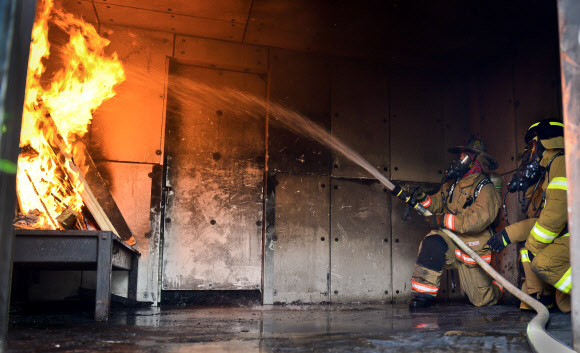 18~25일(현지시간) 8일간 미국 괌에서 진행된 미 태평양공군사령부 주관 ’2018 실버 플래그’ 훈련에 참가한 우리 공군 요원들이 방수 훈련을 하고 있다. 2018.4.25 [공군 제공=연합뉴스]
