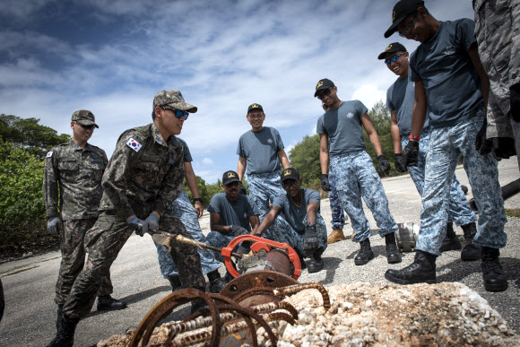 18~25일(현지시간) 8일간 미국 괌에서 진행된 미 태평양공군사령부 주관 ’2018 실버 플래그’ 훈련에 참가한 우리 공군 요원들이 송유관 복구 훈련을 하고 있다. 2018.4.25 [공군 제공=연합뉴스]
