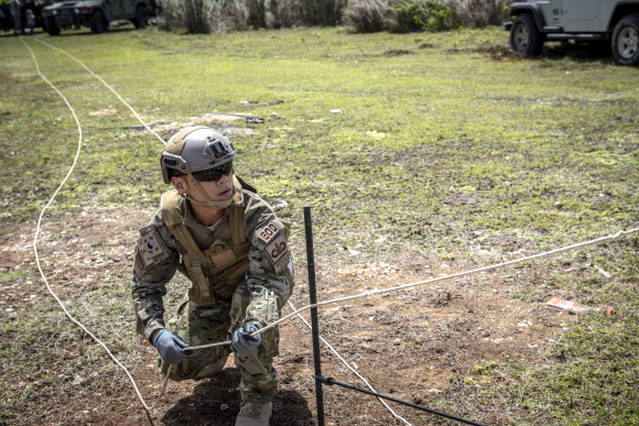 18~25일(현지시간) 8일간 미국 괌에서 진행된 미 태평양공군사령부 주관 ’2018 실버 플래그’ 훈련에 참가한 우리 공군 요원들이 폭발물을 처리하고 있다. 2018.4.25 [공군 제공=연합뉴스]