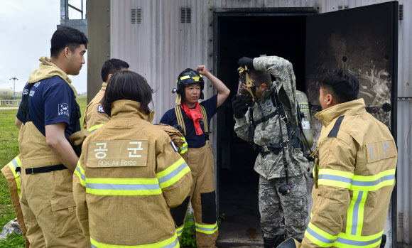 18~25일(현지시간) 8일간 미국 괌에서 진행된 미 태평양공군사령부 주관 ’2018 실버 플래그’ 훈련에 참가한 우리 공군 요원들이 소방 작전을 짜고 있다. 2018.4.25 [공군 제공=연합뉴스]