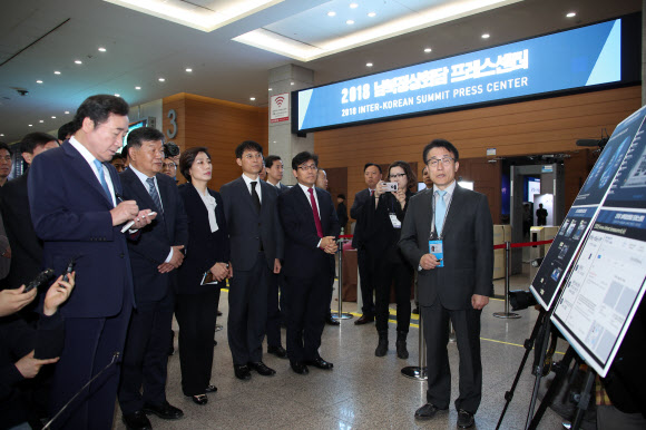 프레스센터 점검하는 이낙연 총리