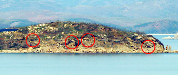 남북정상회담을 이틀 앞둔 25일 오후 인천시 옹진군 연평면 망향전망대에서 바라본 북한 장재도의 포진지가 닫혀 있다.  연합뉴스