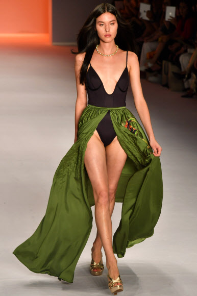 24일(현지시간) 브라질 상파울루에서 열리고 있는 ‘상파울루 패션 위크(Sao Paulo Fashion Week)’중 모델이 디자이너 아미르 슬라마(Amir Slama)의 컬렉션을 선보이고 있다. AP 연합뉴스