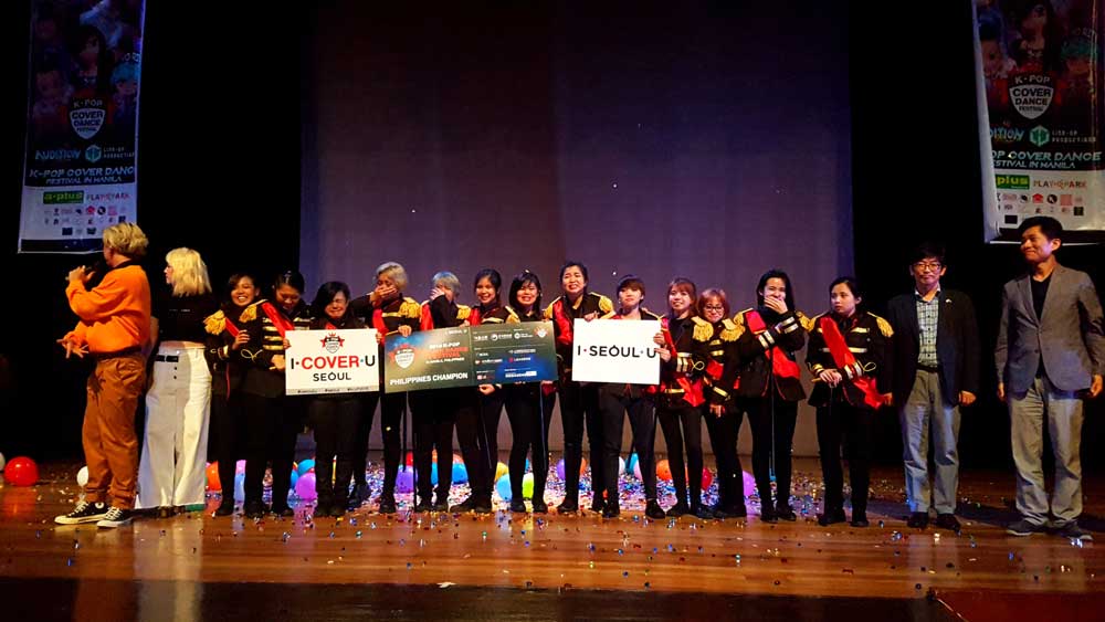 지난 22일, 필리핀 마닐라에서 열린 ‘2018 K-POP 커버댄스 페스티벌 in 필리핀’에서 세븐틴을 커버한 여성 13인조 그룹, DAISY SIETE가 우승을 차지했다. (맨 오른쪽에서 두 번째 이진철 주필리핀 한국문화원장)
