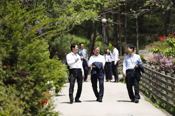 25일 오후 문재인 대통령이 여민2관 직원 식당에서 직원들과 식사를 하고 난 뒤 산책을 하고 있다. 2018.4.25 청와대제공