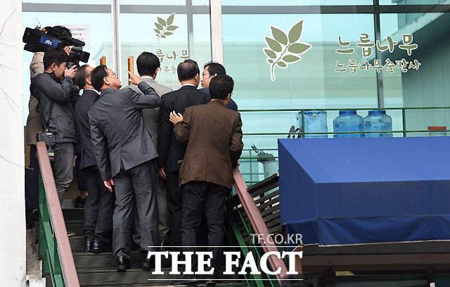 ‘여기가 그 유명한 느릅나무 출판사인가?’