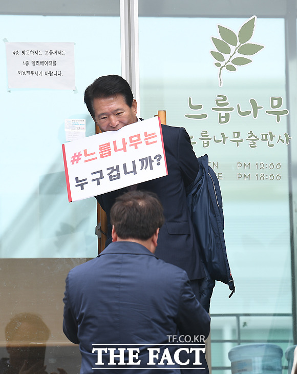 ‘아, 점퍼 벗고 다시 찍읍시다~’