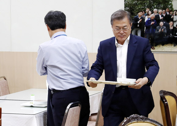 구내식당에서 점심식사 마친 문 대통령