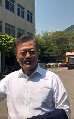 청와대가 25일 공식 트위터 계정에 여민관 구내식당에서 점심을 먹고 직원들과 잠시 산책을 하는 대통령의 모습을 담은 동영상을 공개했다. 문재인 대통령이 남북정상회담을 성공적으로 마치겠다는 각오를 전하고 있다. 2018.4.25 연합뉴스.