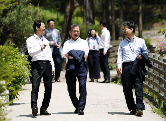 남북정상회담 D-2, 산책하는 문 대통령