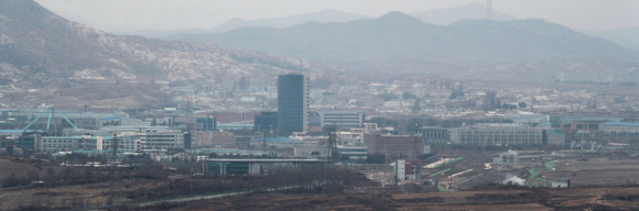 27일 열리는 남북 정상회담을 계기로 남북 교류협력사업 재개에 대한 기대감이 고조되고 있는 가운데 2016년 2월부터 중단된 개성공단 재개 가능성도 커졌다는 전망이 나온다. 사진은 지난해 12월 경기 파주 도라전망대에서 흐릿하게 찍힌 개성공단 일대.  서울신문 DB