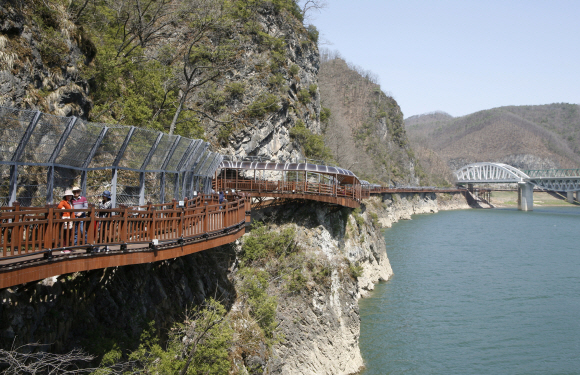 남한강 절벽 아래 세워진 단양 잔도. 한국관광공사 제공