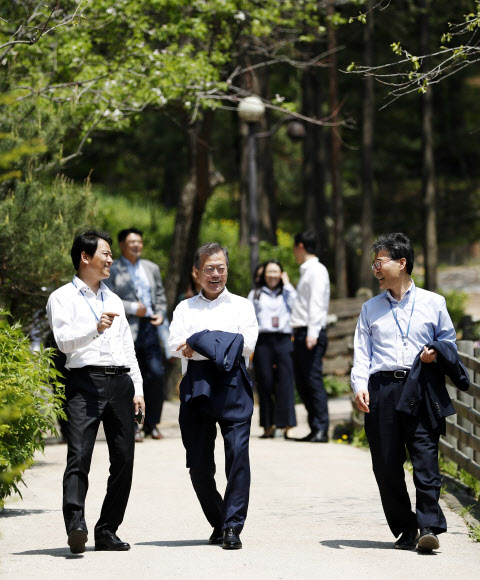 남북정상회담 앞둔 문 대통령 산책