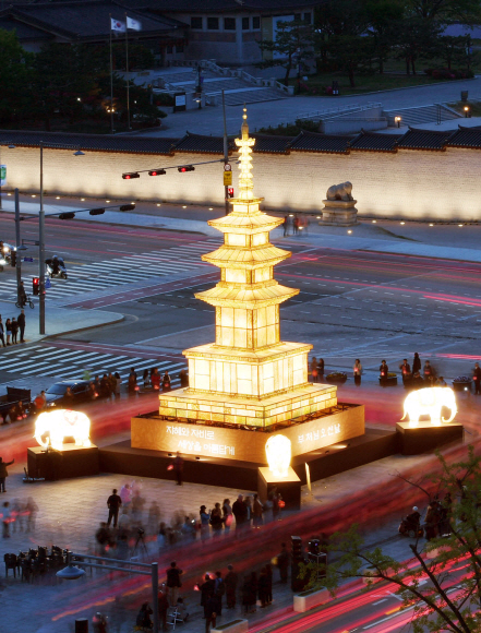 광화문 광장 밝힌 봉축탑