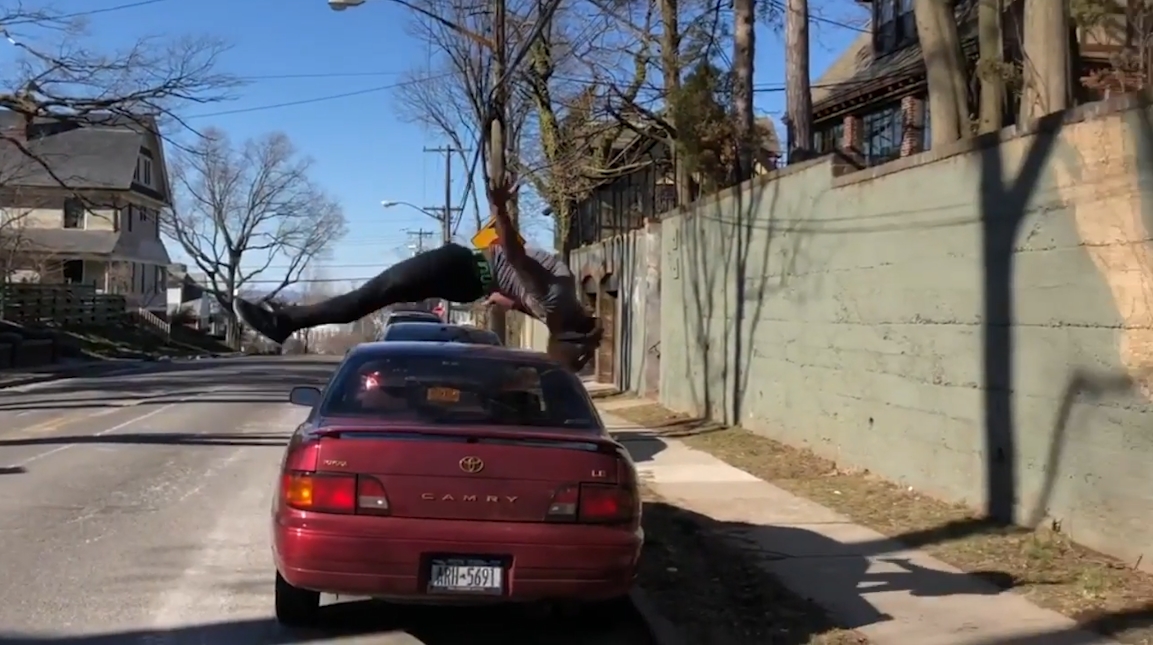 도로에 주차된 차를 백플립으로 완벽하게 넘는 모습(유튜브 영상 캡처)