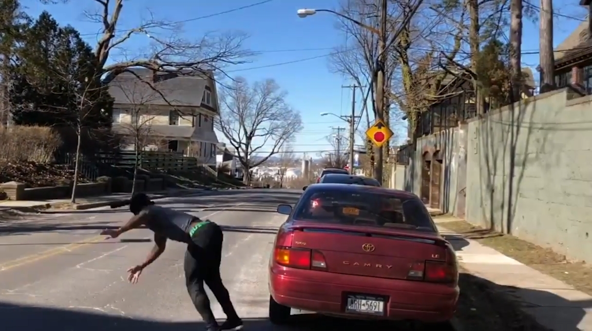 도로에 주차된 차를 백플립으로 완벽하게 넘는 모습(유튜브 영상 캡처)