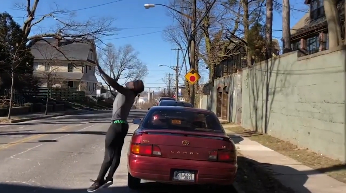 도로에 주차된 차를 백플립으로 완벽하게 넘는 모습(유튜브 영상 캡처)