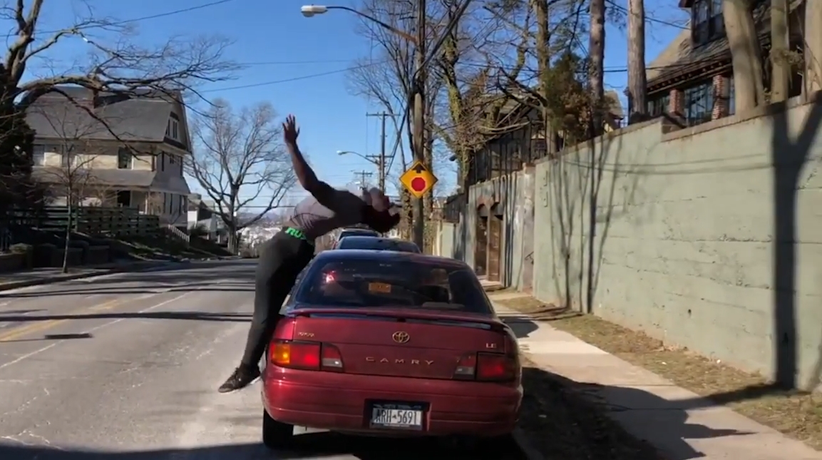 도로에 주차된 차를 백플립으로 완벽하게 넘는 모습(유튜브 영상 캡처)