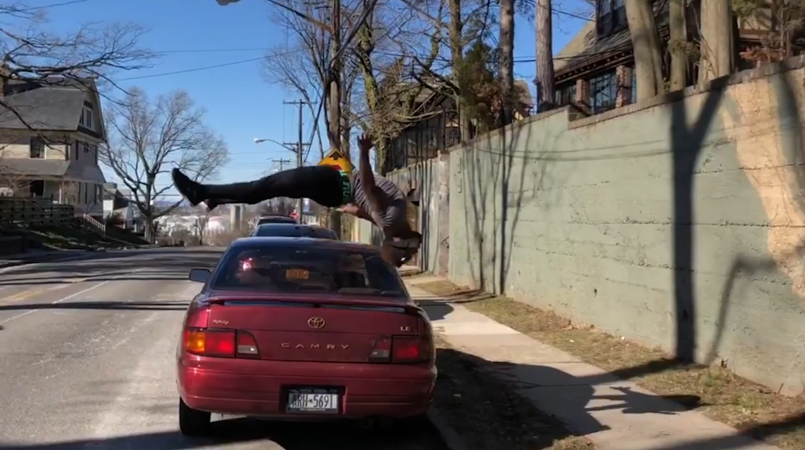 도로에 주차된 차를 백플립으로 완벽하게 넘는 모습(유튜브 영상 캡처)