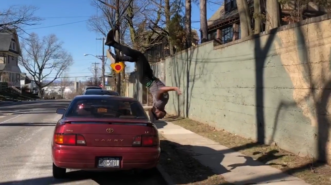 도로에 주차된 차를 백플립으로 완벽하게 넘는 모습(유튜브 영상 캡처)
