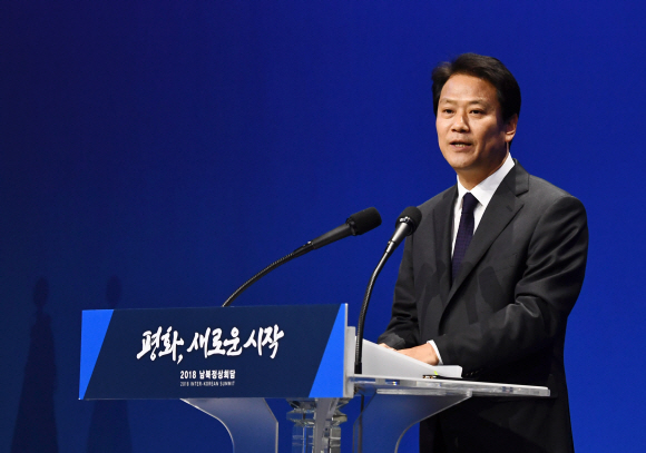 남북정상회담을 하루 앞둔 26일 오전 남북정상회담 준비위원장인 임종석 대통령 비서실장이 경기도 고양 킨텍스 남북정상회담 프레스센터에 남북정상회담 일정을 공개하고 있다. 임 실장은 ”문재인 대통령과 김정은 국무위원장은 4월 27일, 내일 오전 9시 30분에 판문점 군사분계선에서 역사적인 첫 만남을 시작합니다”라고 밝혔다. 안주영 기자 jya@seoul.co.kr