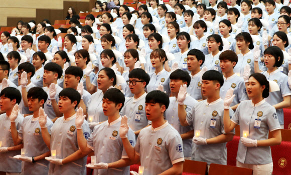 ’나이팅게일의 길을 걷겠습니다’