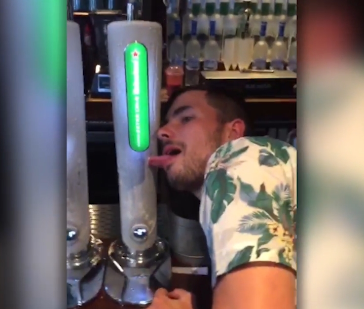 맥주 냉동펌프에 혀가 달라붙은 한 취객 모습(유튜브 영상 캡처)